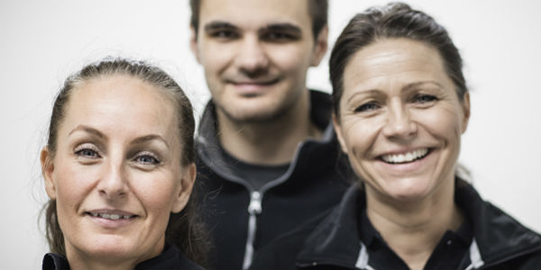 Polygon och AK-konsult utbildar personalen i lagar och regler för anti-trust, anti-korruption samt en intern Uppförandekod. Tre glada medarbetare på Polygon och AK-konsult.