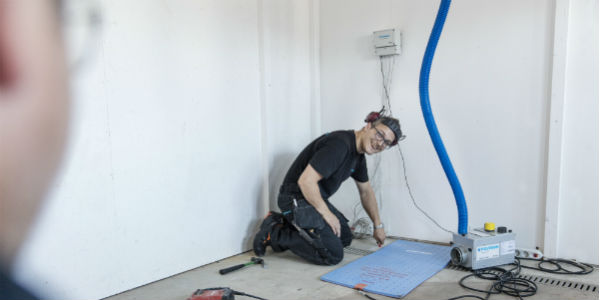 Högeffektiv torkinsats med Eco-Dry utrustning med fjärravläsning, värmemattor och avfuktare. En tekniker vid Eco-Dry utrustning med fjärravläsning, värmemattor och avfuktare.