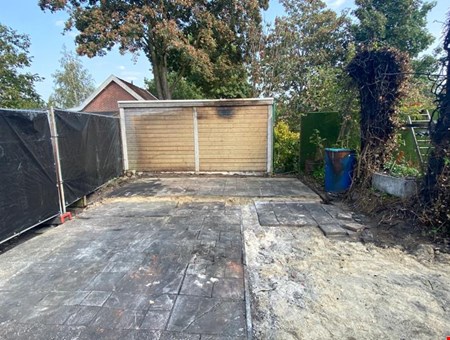 Polygon verwijdert schaderesten na brand in hobbyschuur.