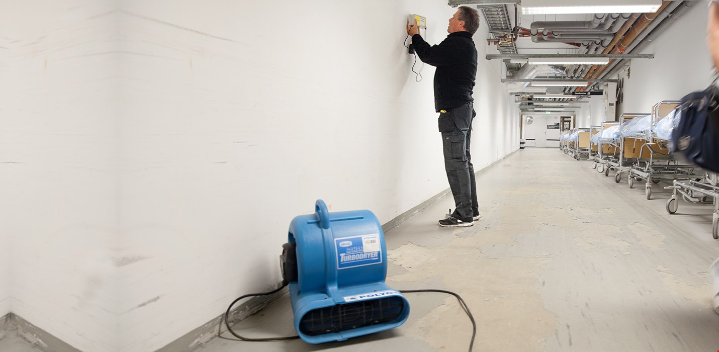 Controlling humidity in surgical suites