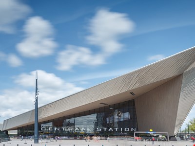 En bild på en byggnad med avancerad arkitektur, motsvarande en konsthall.