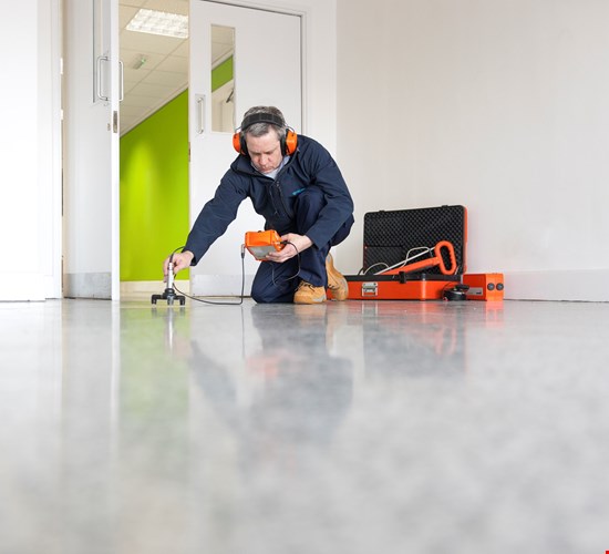 Leckageortung. Mit bloßem Auge ist eine Leckage unter Umständen nicht zu erkennen, denn sie könnte beispielsweise in einem Rohr, im Dach, in der Heizungsanlage oder im Swimming-Pool auftreten.