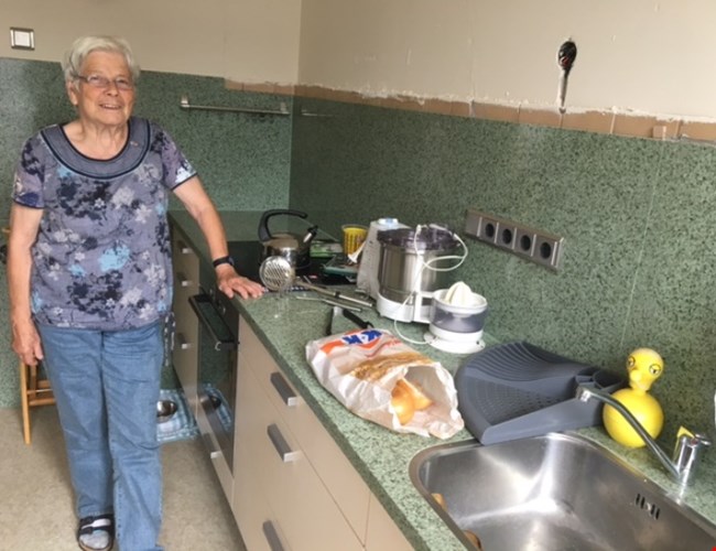 Mw Nellis in keuken na brand herstelt door Polygon