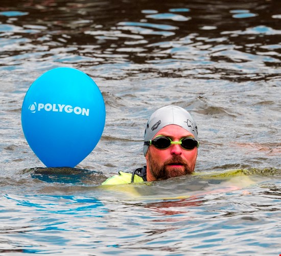 Polygon @amsterdam City Swim 2016 - Dick in gracht met polygon ballon
