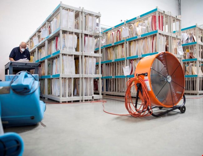 Documenten in een archief worden herstelt