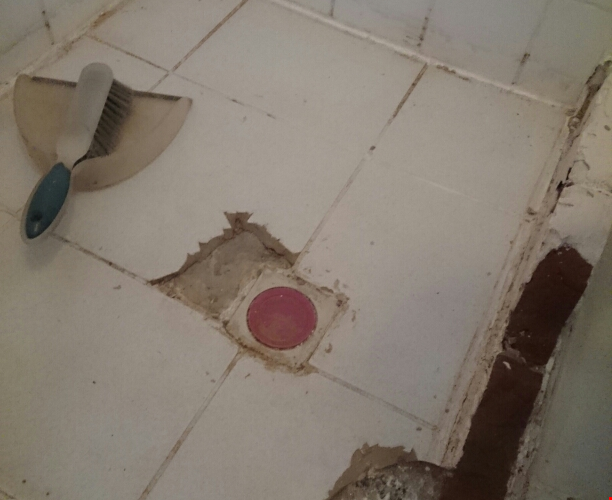 Destrcutieve lekdetectie in badkamer, douche gesloopt