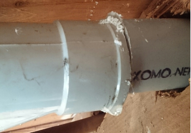 Destructieve lekdetectie, doorgezaagde afvoer Destructieve lekdetectie, doorgezaagde afvoer