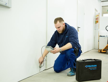 Fris ruikend kantoor na opsporen lekkage in afvoer