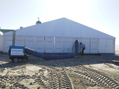 Polygon verwarmt evenement op het strand