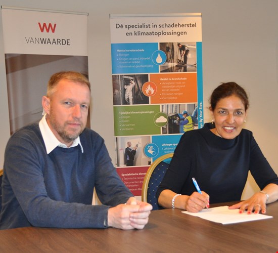Marlies van der Meulen en Jeroen Jochems tekenen het contract voor de overname van VANWAARDE door Polygon.
