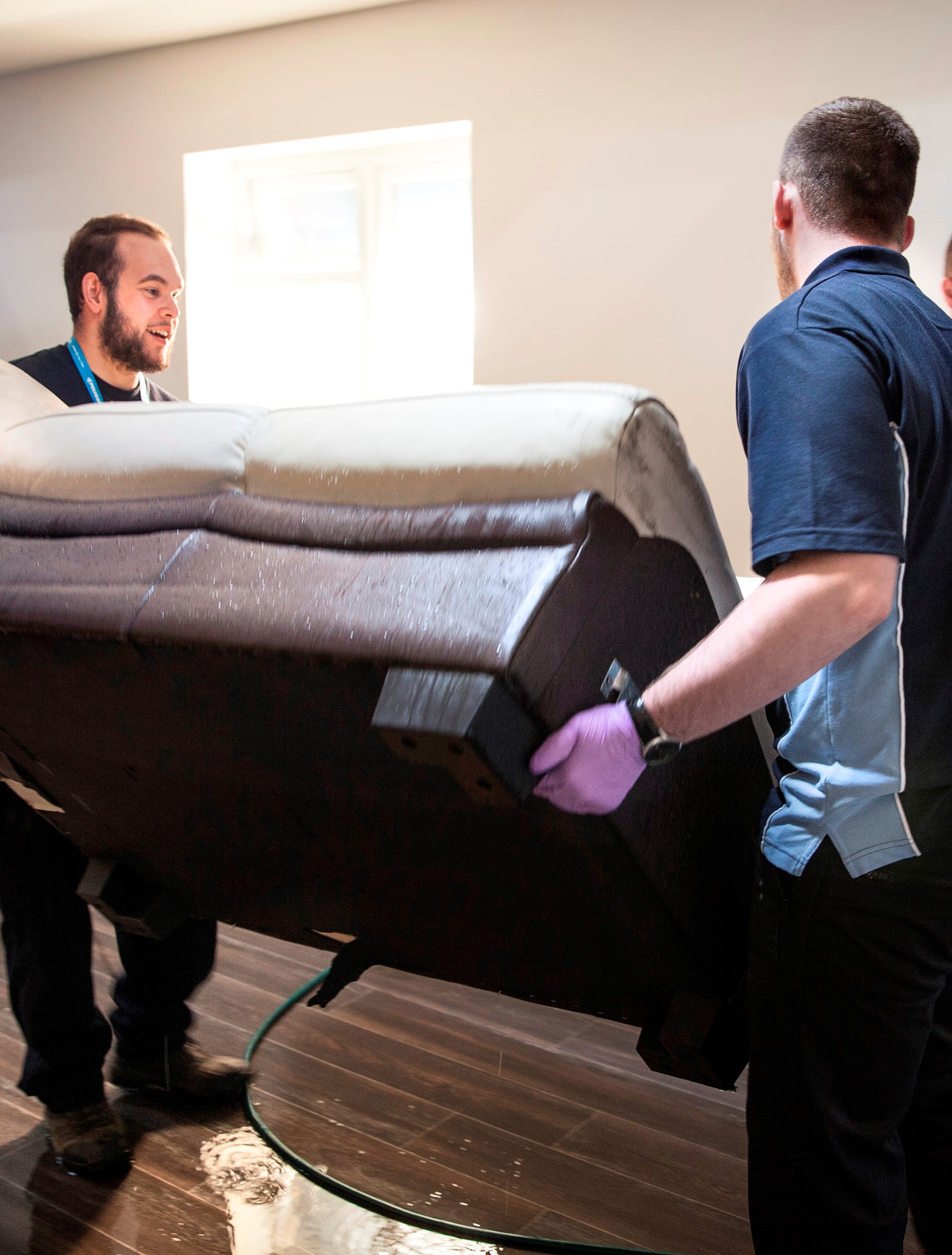 Polygon herstelt meubels met waterschade