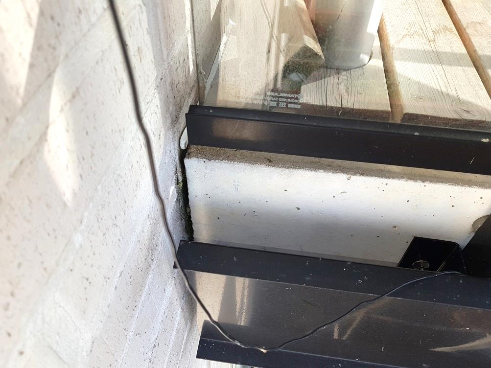 julkisivuvuoto_parvekkeen ja julkisivun sauma irti