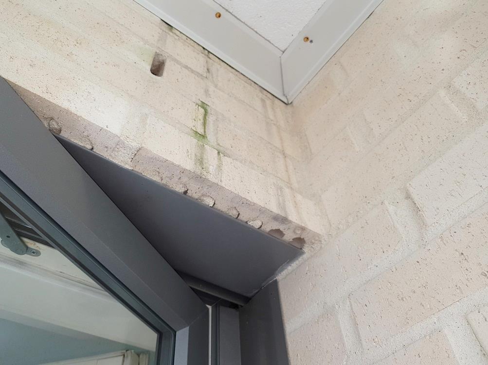 julkisivuvuoto_vesi valui sisänurkasta alas pitkin seinää_polygon