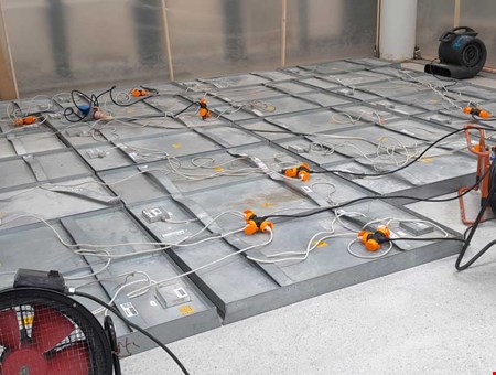 VOC-yhdisteiden poistaminen oppilaitoksen lattiasta