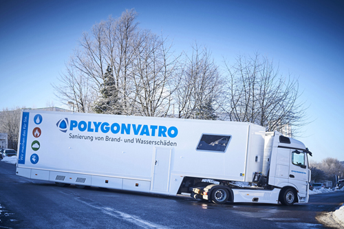 Polygonvatron rekka-auto täynnä laitteita