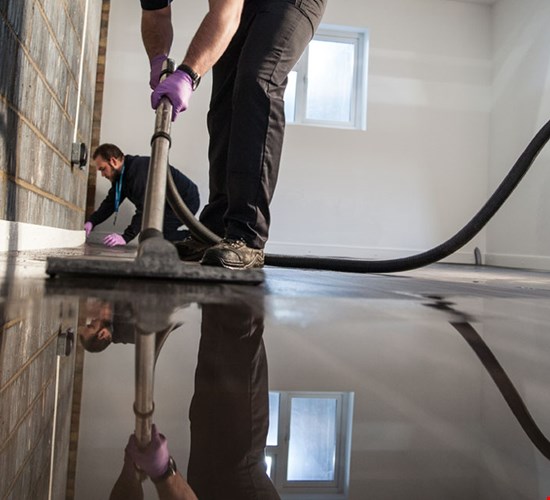 Vesivahinko-tietoa, mm. vesivahingon merkit, kuivaimet ja kuivaaminen.