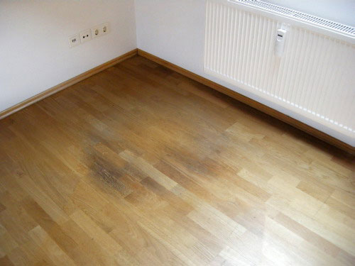 Tummunut parketti on vesivahingon merkki