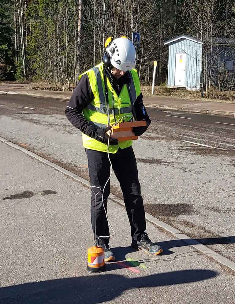 kaukolämpöputkivuotoa-paikallistamassa_093346as_polygon.jpg