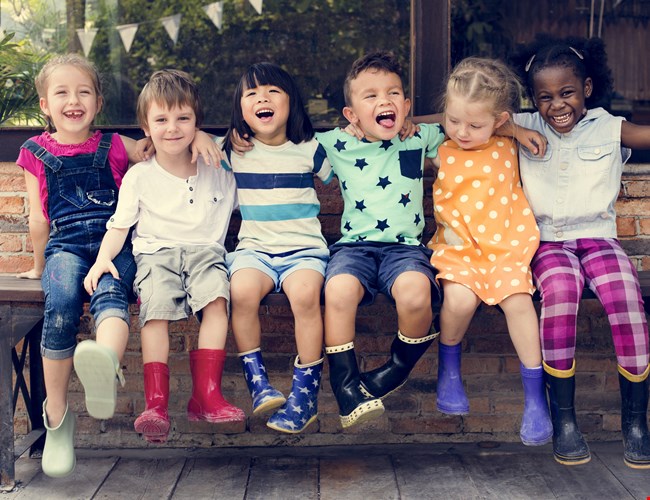 Glada barn då Polygon installerat krypgrundsavfuktning på förskolan