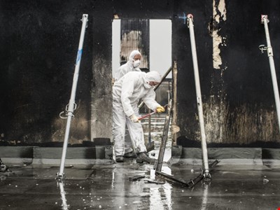 Sanering innebär att sätta in rätt resurser och kompetens för den aktuella skadan direkt. Att efter exempelvis brand- och vattenskador rädda och ta tillvara på de värden som finns kvar eller ta bort farliga ämnen på ett säkert sätt. Det går att rädda mer än man tror – med rätt insatser.