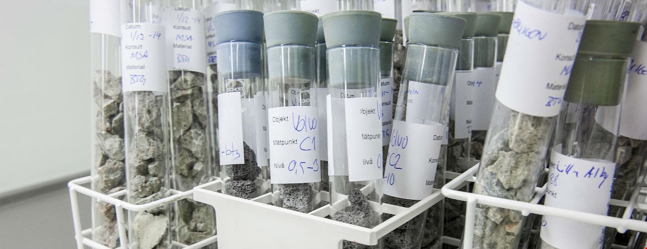 ”En statusinventerare använder sina sinnen, utrustning och provtagning”