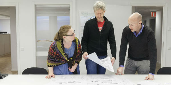 - Även om ingen idag vet exakt vilka ämnen som leder till ohälsa, finns det ett klart samband mellan fuktiga byggnader och ohälsa, säger Anders Joelsson som är affärsområdeschef för Polygon och AK-konsult. - Även om ingen idag vet exakt vilka ämnen som leder till ohälsa, finns det ett klart samband mellan fuktiga byggnader och ohälsa, säger Anders Joelsson som är affärsområdeschef för Polygon och AK-konsult.