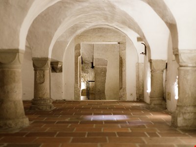 En ingång i ett valv där putsen har börjat släppa. 