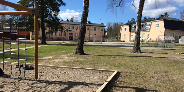 Bild på Björkhaga skola där Polygon och AK-konsult arbetar med fuktsäkerhet och miljösamordning på uppdrag av Skyhill. Bild på Björkhaga skola i Botkyrka kommun.