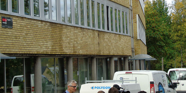 Bild på vattenskadade fasaden av Spångbergagymnasiet i Filipstad där Polygon och AK-konsult arbetade med avfuktning och torkteknik. Bild på fasaden av Spångbergagymnasiet i Filipstad.