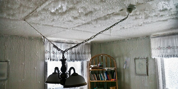 Frysskada som kan ge fuktskada. Här ser vi ett tak där läckande vatten har frusit till is. 