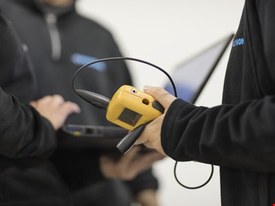 En öppen väska med utrustning. 