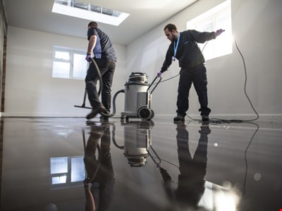 En tekniker håller en läsplatta i handen. 